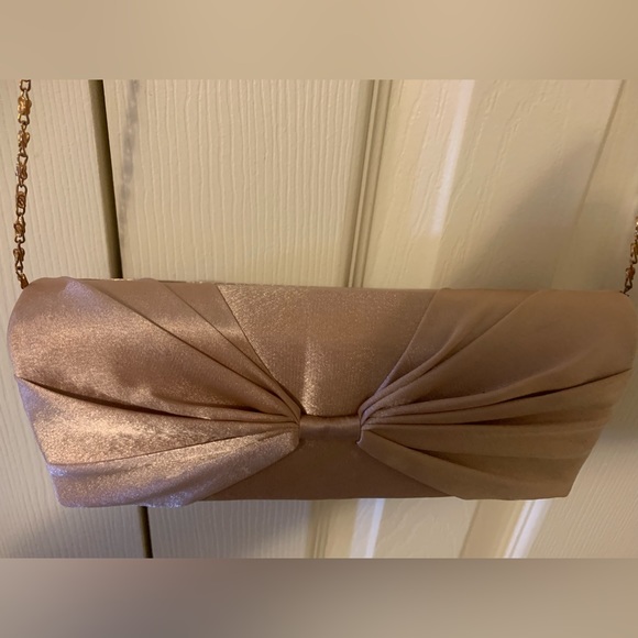 champagne pleated metallic clutch with rose gold chain - Picture 4 of 10